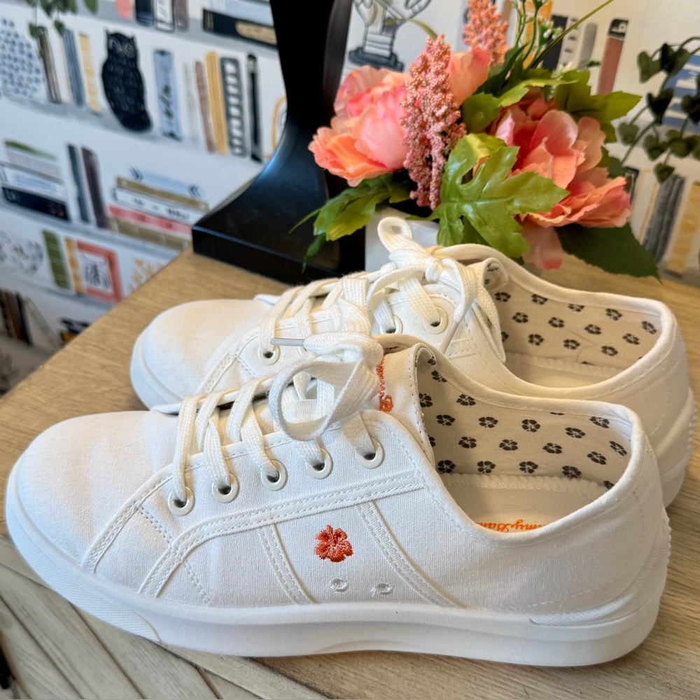 Tommy Bahama Lorena White Canvas Sneakers Size 7.5M